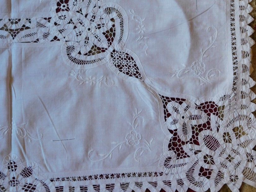 Fata de masa vintage, tehnica Richelieu, panglici, broderie, dantele