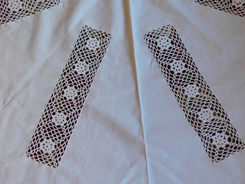 Fata de masa  vintage, 160 x 170  cm,  rotunda, pinza alba, dantele, deosebita.