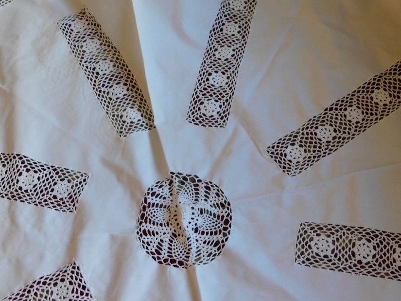 Fata de masa  vintage, 160 x 170  cm,  rotunda, pinza alba, dantele, deosebita.