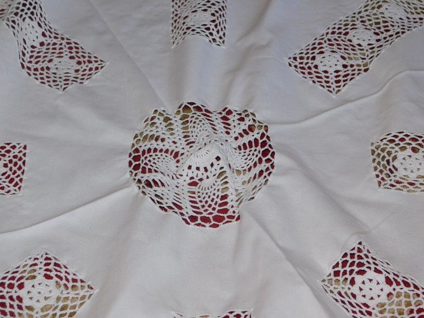 Fata de masa  vintage, 160 x 170  cm,  rotunda, pinza alba, dantele, deosebita.