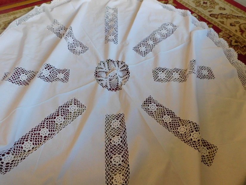 Fata de masa  vintage, 160 x 170  cm,  rotunda, pinza alba, dantele, deosebita.