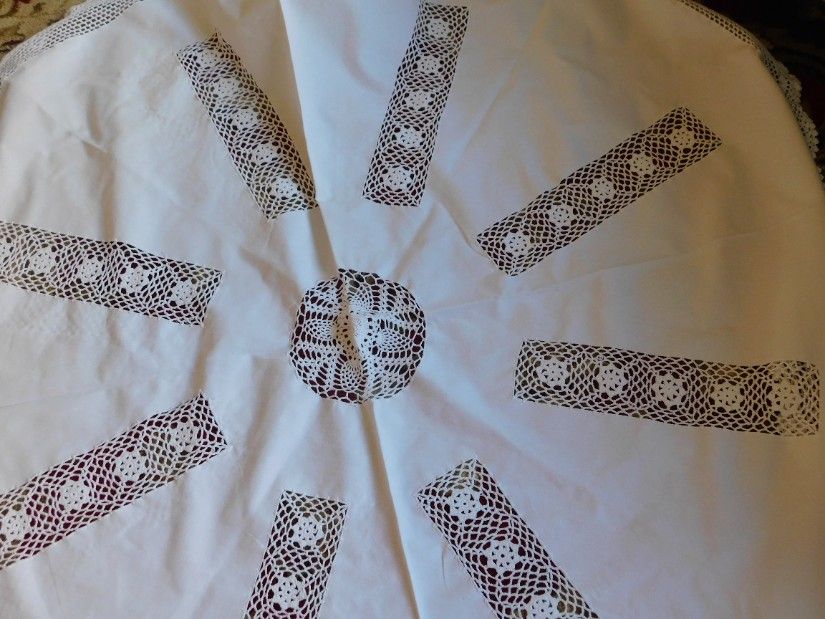 Fata de masa  vintage, 160 x 170  cm,  rotunda, pinza alba, dantele, deosebita.