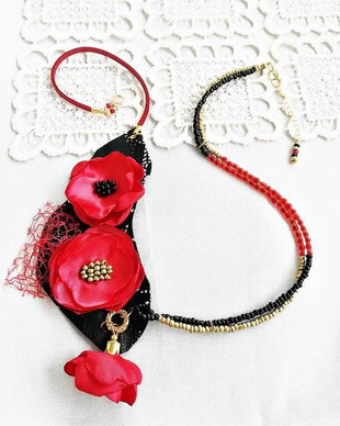Colier floral rosu negru auriu antic