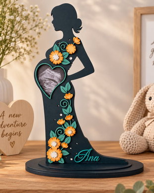 Decoratiune Gravidă Personalizată cu Nume si ecografie, Ramă Foto Femeie Însărcinată Pictată Manual din MDF