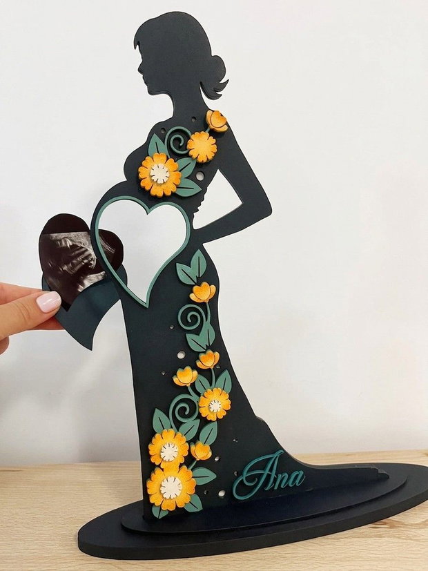 Decoratiune Gravidă Personalizată cu Nume si ecografie, Ramă Foto Femeie Însărcinată Pictată Manual din MDF