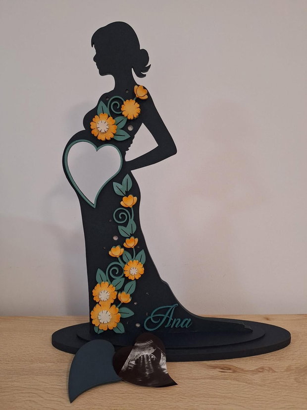 Decoratiune Gravidă Personalizată cu Nume si ecografie, Ramă Foto Femeie Însărcinată Pictată Manual din MDF
