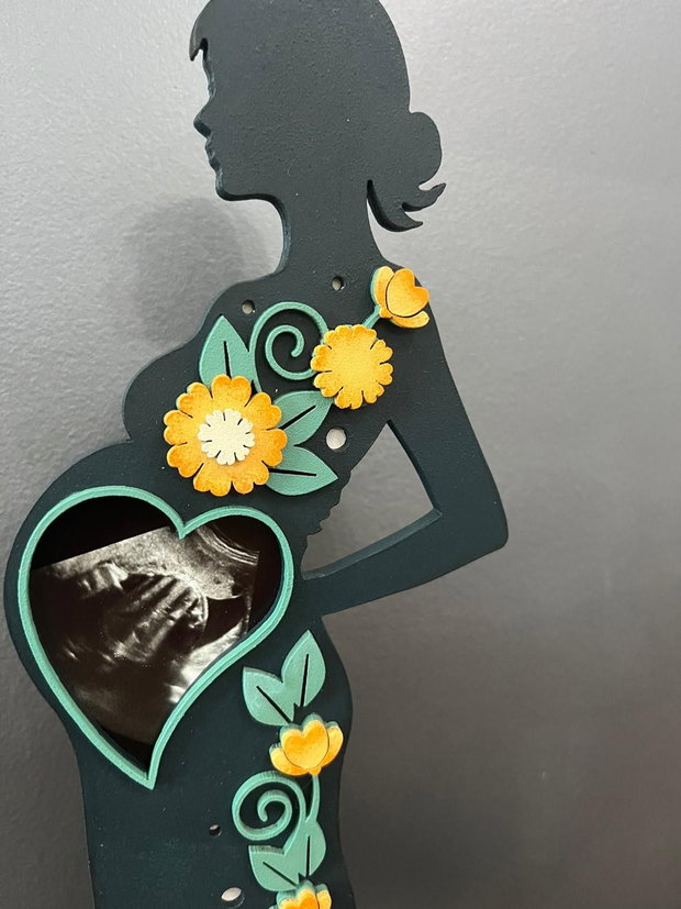 Decoratiune Gravidă Personalizată cu Nume si ecografie, Ramă Foto Femeie Însărcinată Pictată Manual din MDF