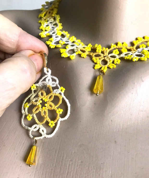 Colier si cecei realizati prin metoa tatting