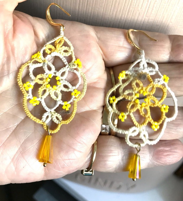 Colier si cecei realizati prin metoa tatting