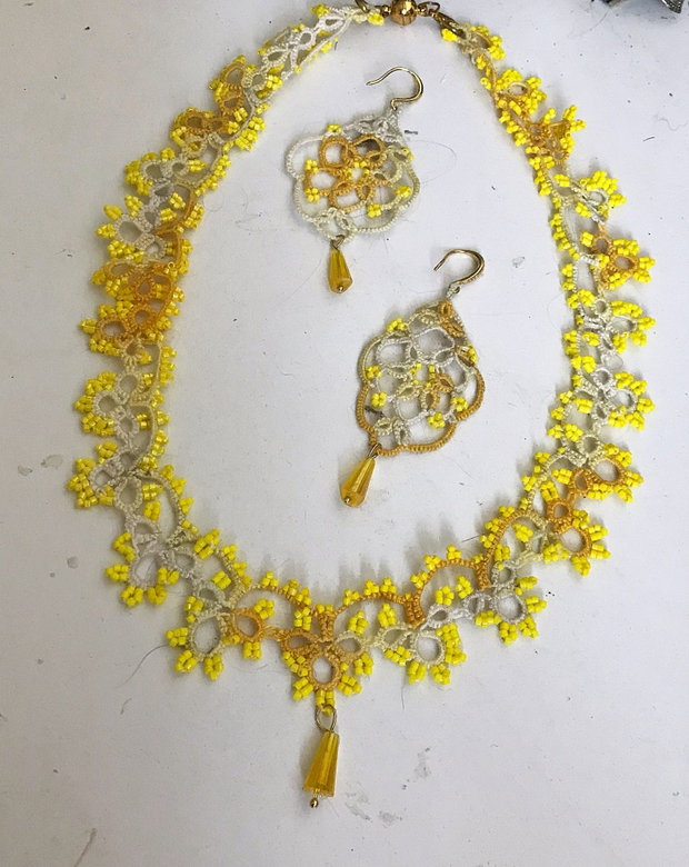 Colier si cecei realizati prin metoa tatting