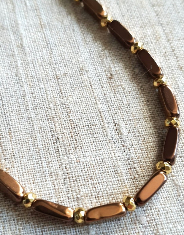 Colier choker în tonuri de bronz și auriu