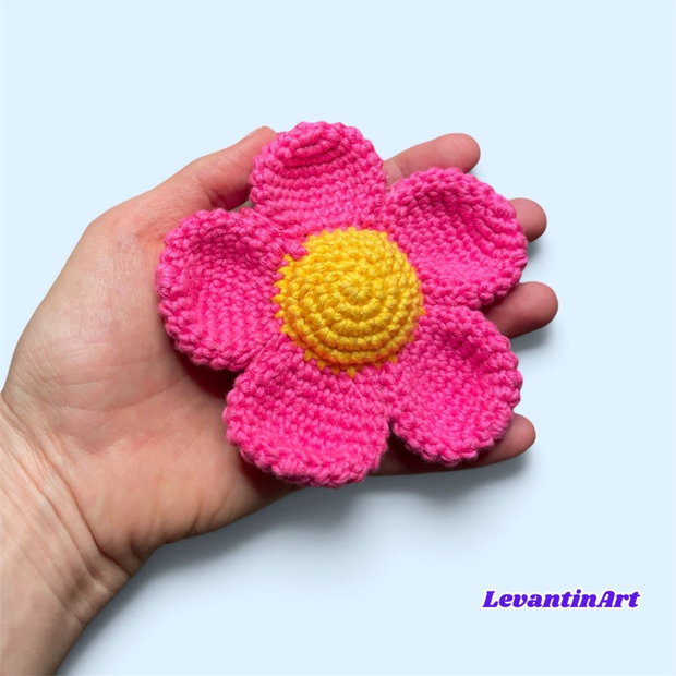 Floare Uriașă Croșetată Manual, Breloc Decorativ pentru Geantă și Rucsac, Ornament Auto, Accesoriu Handmade Personalizabil. La comandă
