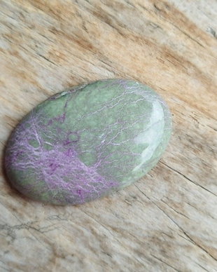 Cabochon stichtit, 38x25x6.5 mm