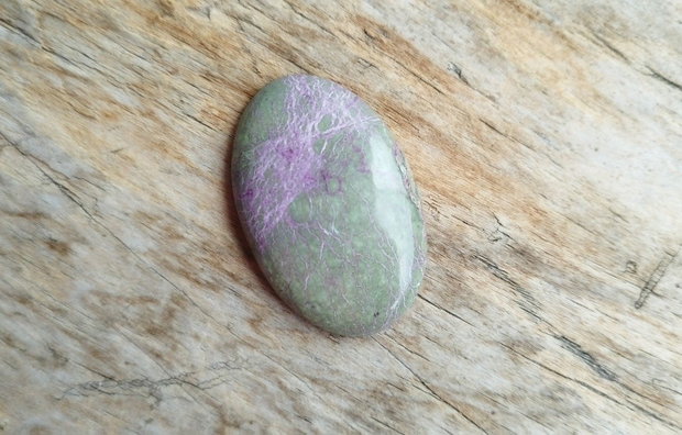 Cabochon stichtit, 38x25x6.5 mm