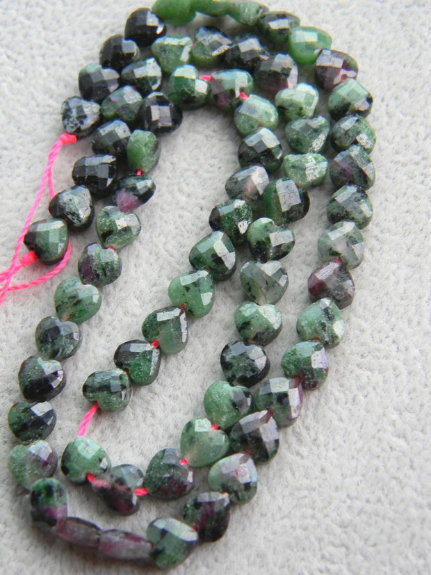 Mix rubin si zoisit inimioare fatetate 6 mm (F28)
