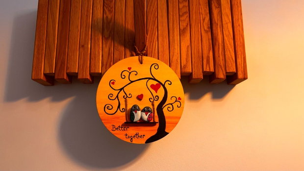 Tablou Better Together Cuplu Pictură pe Lemn și Pietre de Râu (15 cm)