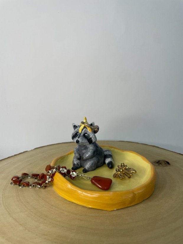 Tăviță handmade din lut cu raton pentru bijuterii