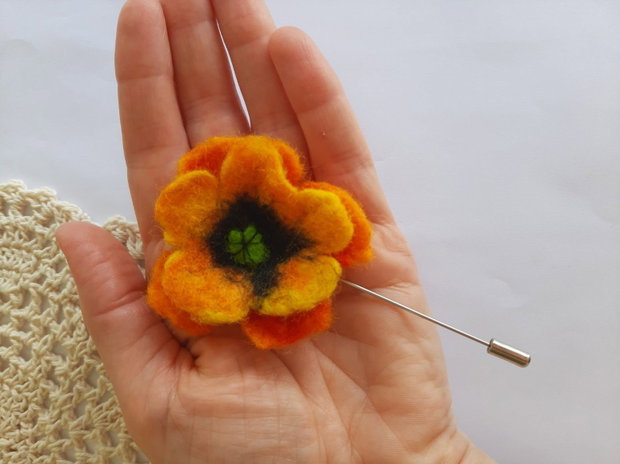 Brosa tip ac "FLOARE DE MAC " impaslita