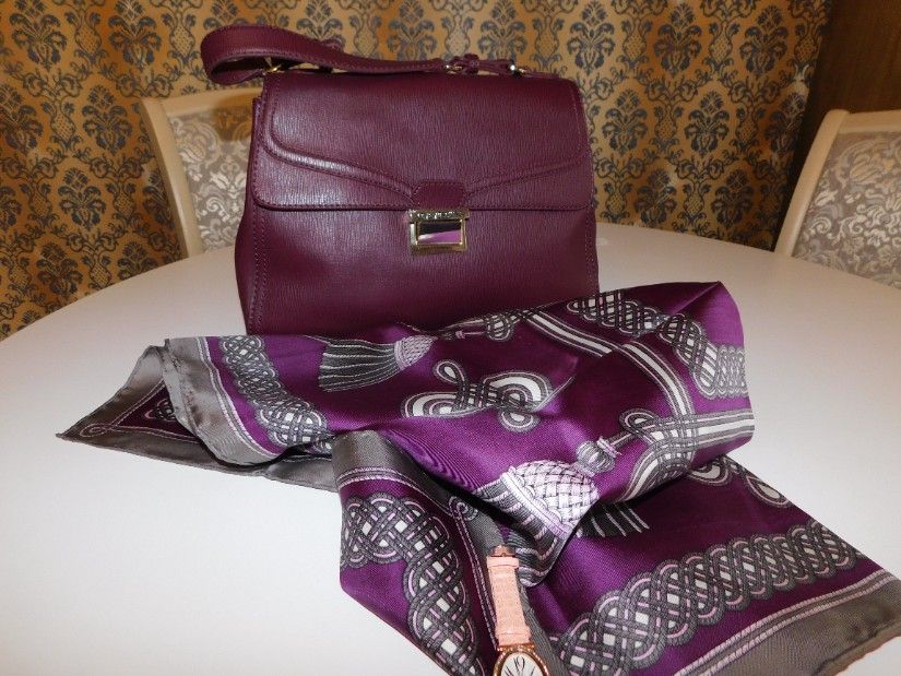 MOSCHINO, poseta noua, etichete atasate, saculet, esarfa matase naturala si ceas dama noi, cadou