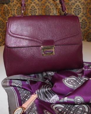 MOSCHINO,   poseta noua, etichete atasate, saculet, esarfa matase naturala si ceas dama noi, cadou