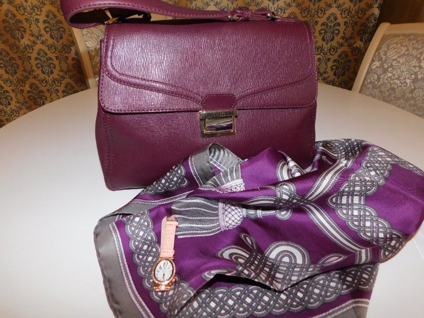 MOSCHINO, poseta noua, etichete atasate, saculet, esarfa matase naturala si ceas dama noi, cadou