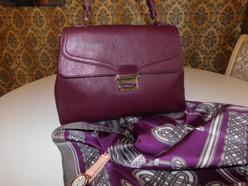 MOSCHINO, poseta noua, etichete atasate, saculet, esarfa matase naturala si ceas dama noi, cadou