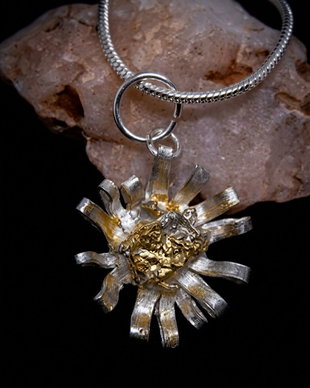 Pandantiv unicat, in forma de floare de argint pur, pictata cu aur 22k si mica aurie