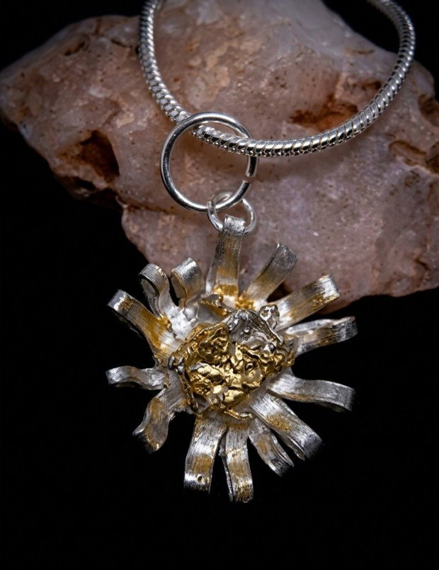 Pandantiv unicat, in forma de floare de argint pur, pictata cu aur 22k si mica aurie