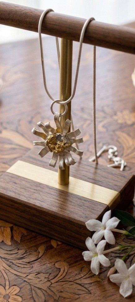 Pandantiv unicat, in forma de floare de argint pur, pictata cu aur 22k si mica aurie