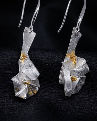 Cercei unicat, atarnatori, model origami din argint pur, cu insertie de aur 22k