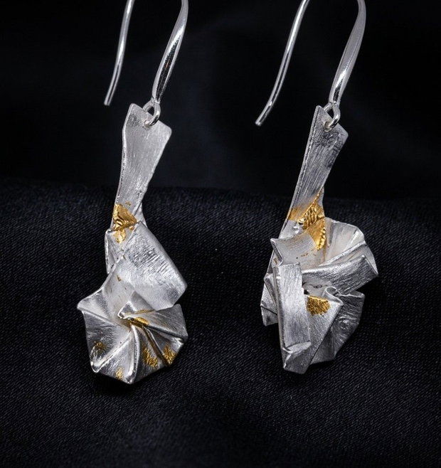 Cercei unicat, atarnatori, model origami din argint pur, cu insertie de aur 22k