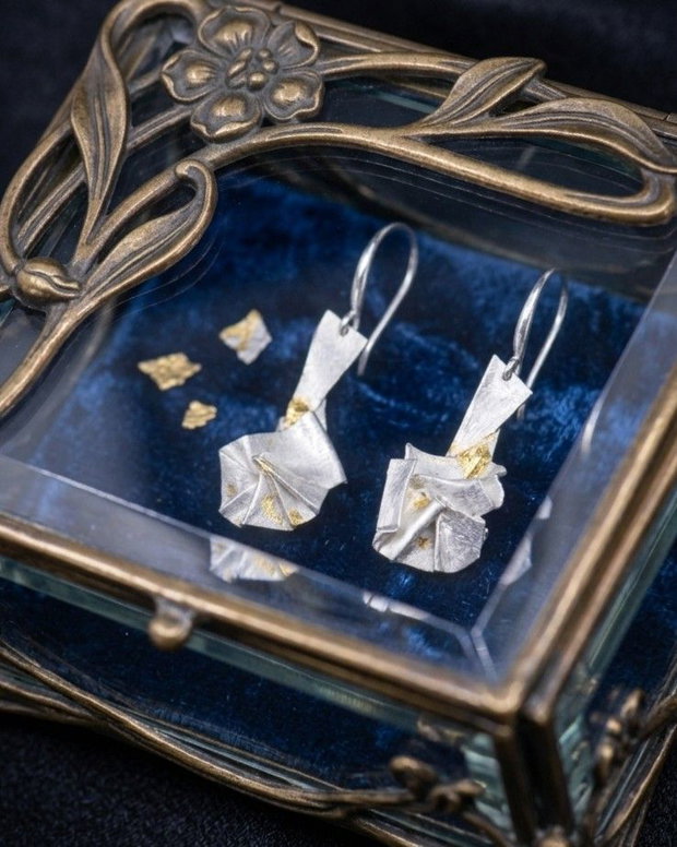Cercei unicat, atarnatori, model origami din argint pur, cu insertie de aur 22k