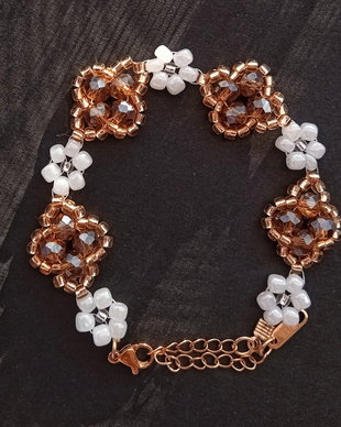 Brățară handmade cu cristale coniac deschis, margele alb si aurii