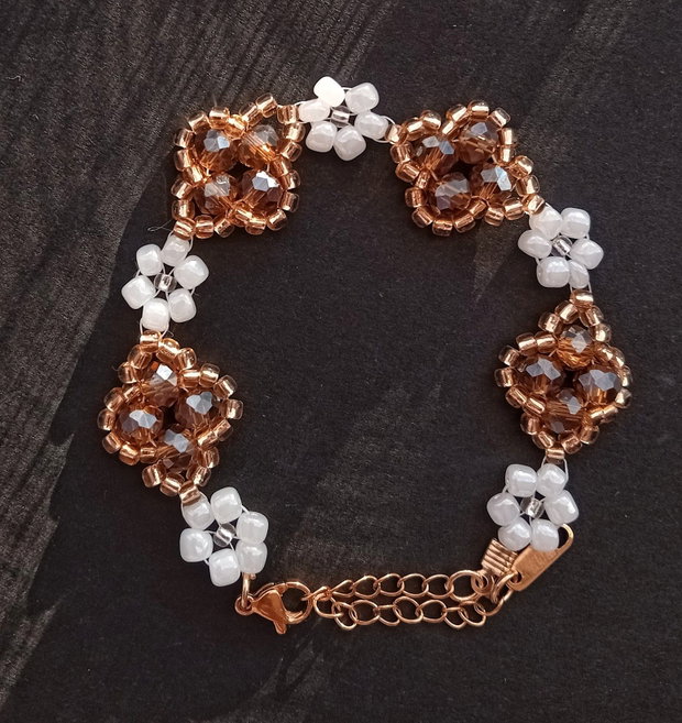 Brățară handmade cu cristale coniac deschis, margele alb si aurii