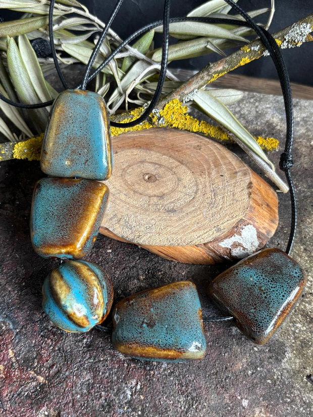Colier reglabil din margele ceramice in nuante de albastru si maro