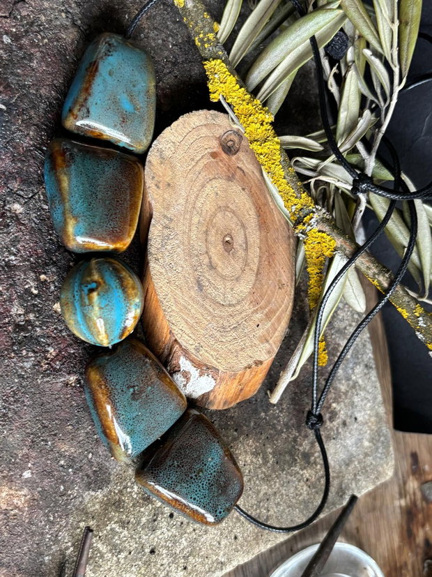 Colier reglabil din margele ceramice in nuante de albastru si maro