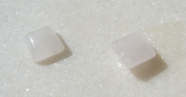 (2 bucati) Cuart roz cabochon patrat 8x8x4 mm