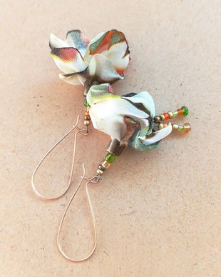 cercei  flori delicate cu bucle mari