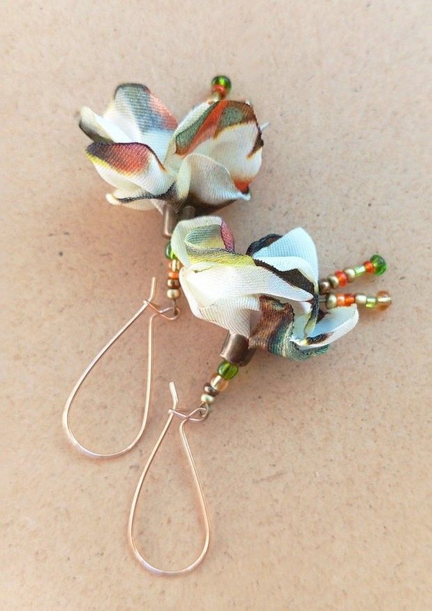 cercei flori delicate cu bucle mari