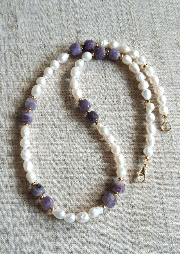 Colier handmade perle de cultura si turmalină mov