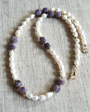 Colier handmade perle de cultura si turmalină mov