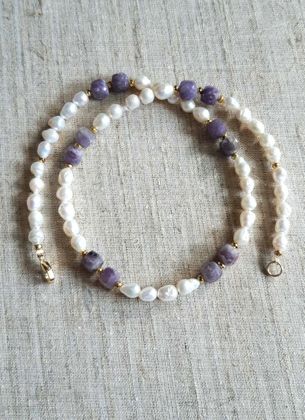 Colier handmade perle de cultura si turmalină mov
