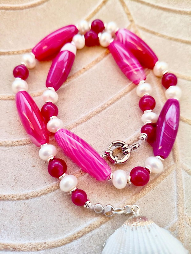 Colier agate ciclam, perle albe de cultura & scoica alba