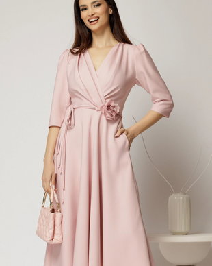 Rochie midi roz din stofa in clos cu floare in talie