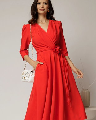 Rochie midi corai din stofa in clos cu floare in talie