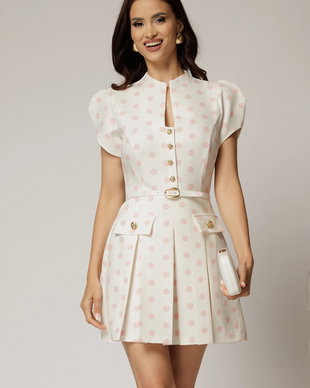 Rochie DY Fashion alba cu buline roz cu fusta scurta cu pliuri si decolteu