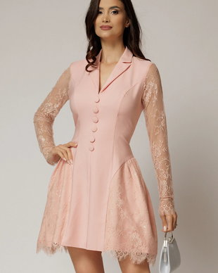 Rochie scurta roz cu maneci din dantela si nasturi decorativi