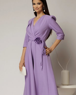 Rochie midi lila din stofa in clos cu floare in talie