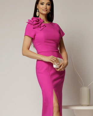 Rochie DY Fashion fucsia midi conica cu crepeu si trandafir maxi la decolteu