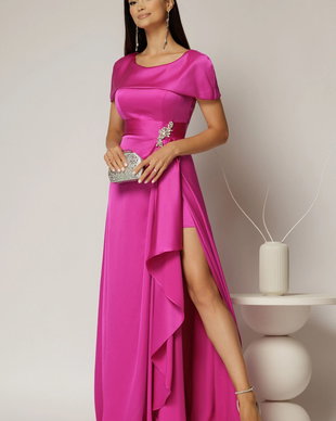 Rochie lunga fucsia din satin cu slit pe picior si aplicatie pe talie